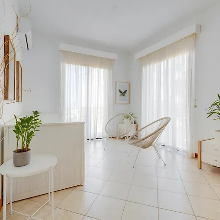 Sunlit 3br Oasis In Prime Location Apartament