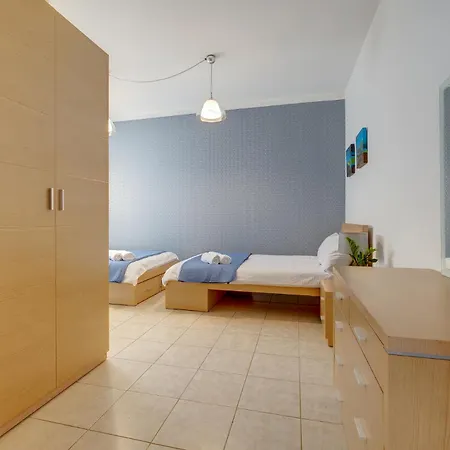 Sunlit 3br Oasis In Prime Location דירה סליאמה