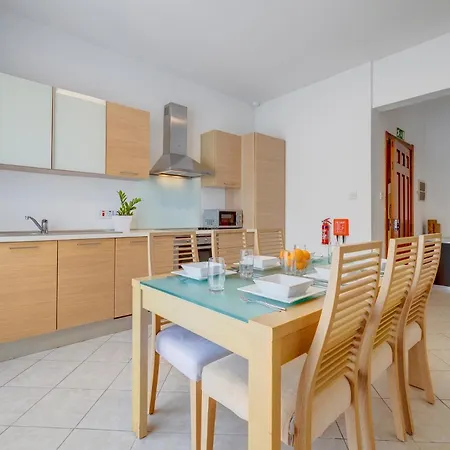 Sunlit 3br Oasis In Prime Location דירה