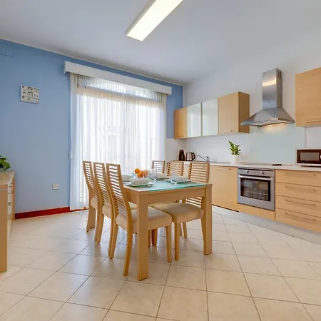 Sunlit 3br Oasis In Prime Location Apartament *