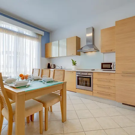 Sunlit 3br Oasis In Prime Location סליאמה